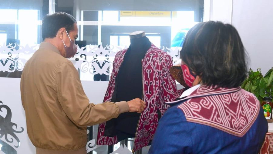 Saat Presiden Jokowi Beli Jaket Bomber dengan Motif Khas Dayak Sintang. (Muchlis Jr - Biro Pers Sekretariat Presiden)