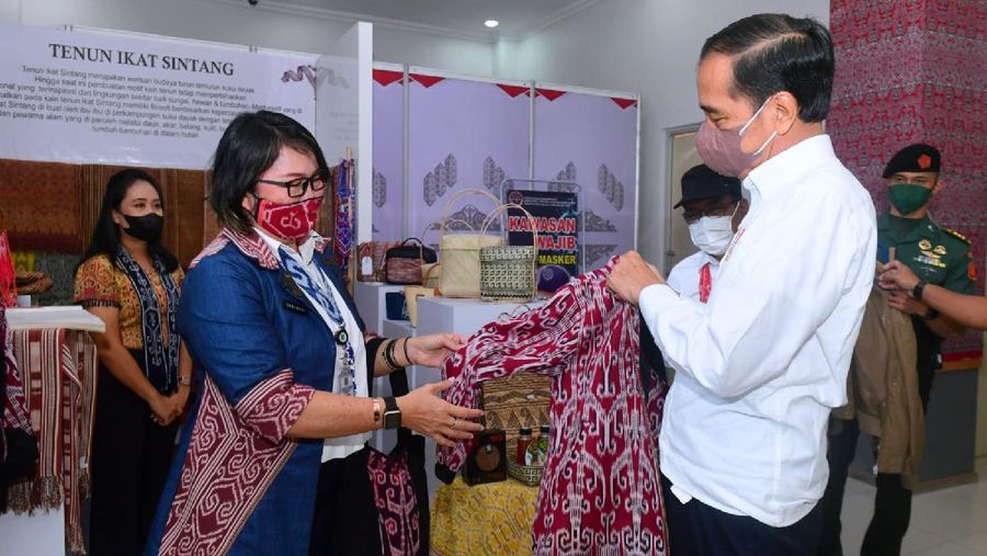 Saat Presiden Jokowi Beli Jaket Bomber dengan Motif Khas Dayak Sintang. (Muchlis Jr - Biro Pers Sekretariat Presiden)