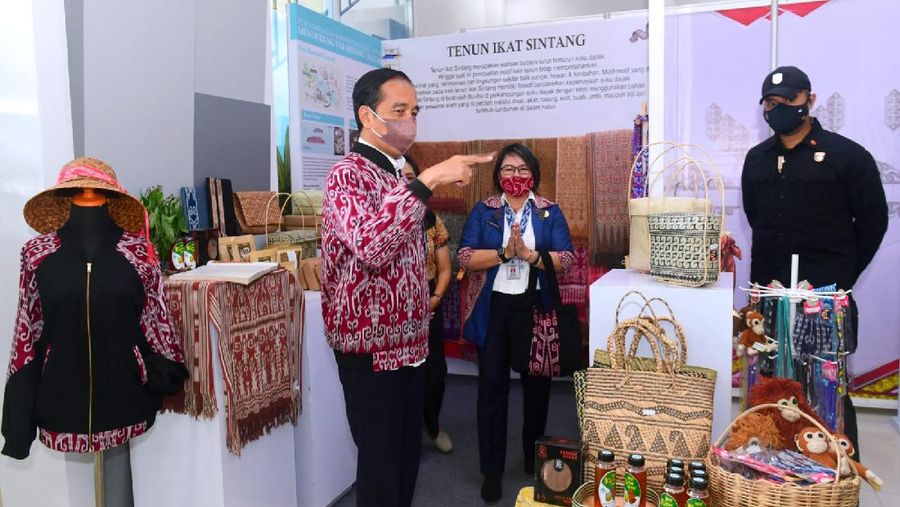 Saat Presiden Jokowi Beli Jaket Bomber dengan Motif Khas Dayak Sintang. (Muchlis Jr - Biro Pers Sekretariat Presiden)