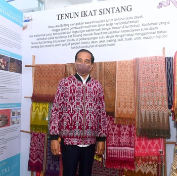 Gaya Jokowi Pakai Jaket Bomber Motif Khas Dayak Sintang