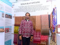 Gaya Jokowi Pakai Jaket Bomber Motif Khas Dayak Sintang