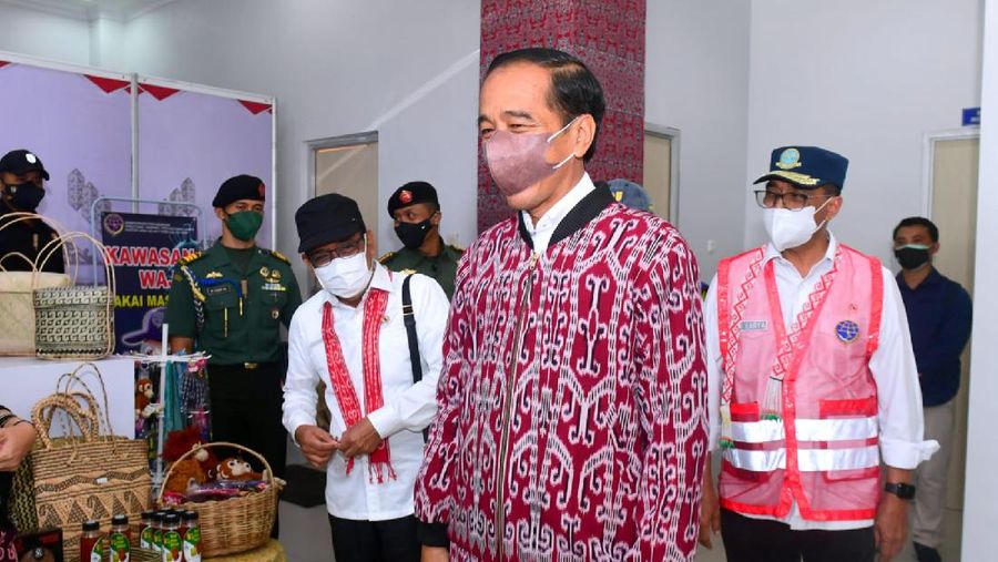 Saat Presiden Jokowi Beli Jaket Bomber dengan Motif Khas Dayak Sintang. (Muchlis Jr - Biro Pers Sekretariat Presiden)
