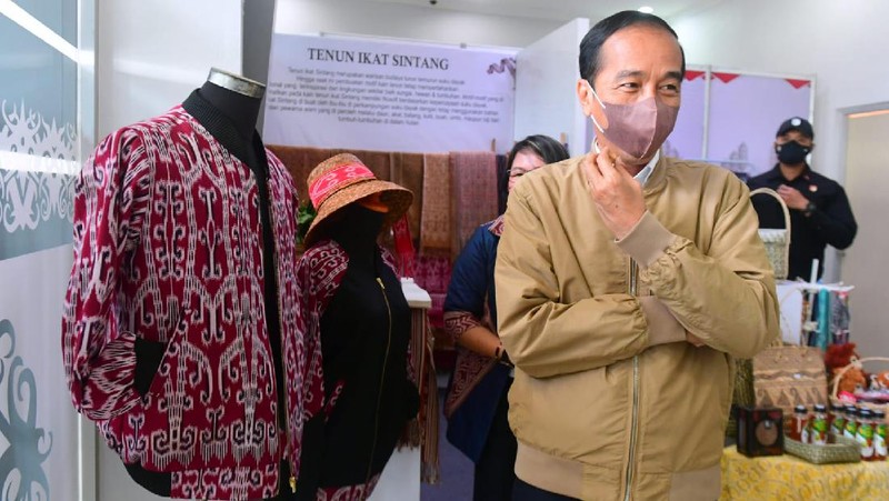 Saat Presiden Jokowi Beli Jaket Bomber dengan Motif Khas Dayak Sintang. (Muchlis Jr - Biro Pers Sekretariat Presiden)