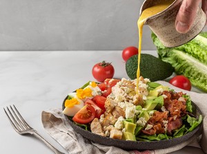 16 Resep Dressing Salad Homemade yang Sehat dan Enak, Nggak Bikin Bosen!