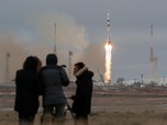 Potret Miliarder Jepang Wisata ke Angkasa Pakai Roket Rusia