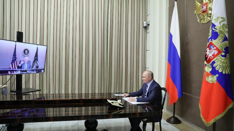 Russian President Vladimir Putin holds talks with U.S. President Joe Biden via a video link in Sochi, Russia December 7, 2021. Sputnik/Mikhail Metzel/Pool via REUTERS ATTENTION EDITORS - THIS IMAGE WAS PROVIDED BY A THIRD PARTY.