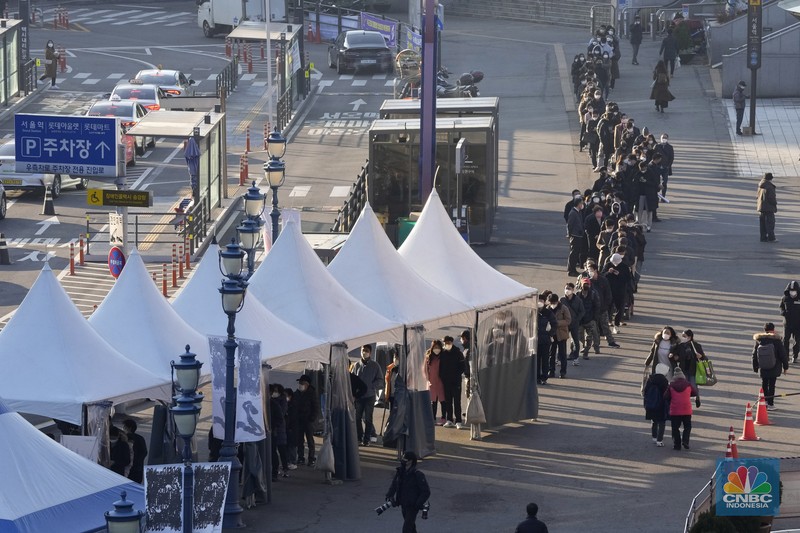 Virus Outbreak South Korea People queue in line to wait for the coronavirus testing at a makeshift testing site in Seoul, South Korea, Wednesday, Dec. 8, 2021. (AP Photo/Ahn Young-joon).