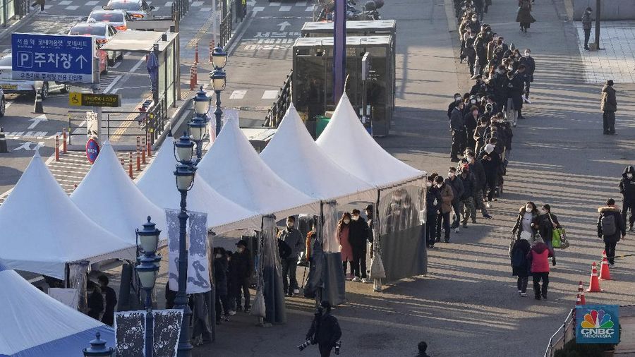 People queue in line to wait for the coronavirus testing at a makeshift testing site in Seoul, South Korea, Wednesday, Dec. 8, 2021. (AP Photo/Ahn Young-joon).