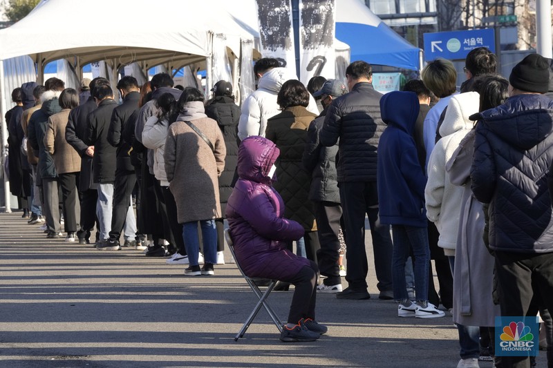 Virus Outbreak South Korea People queue in line to wait for the coronavirus testing at a makeshift testing site in Seoul, South Korea, Wednesday, Dec. 8, 2021. (AP Photo/Ahn Young-joon).