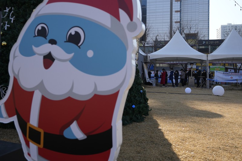 Virus Outbreak South Korea People queue in line to wait for the coronavirus testing at a makeshift testing site in Seoul, South Korea, Wednesday, Dec. 8, 2021. (AP Photo/Ahn Young-joon).