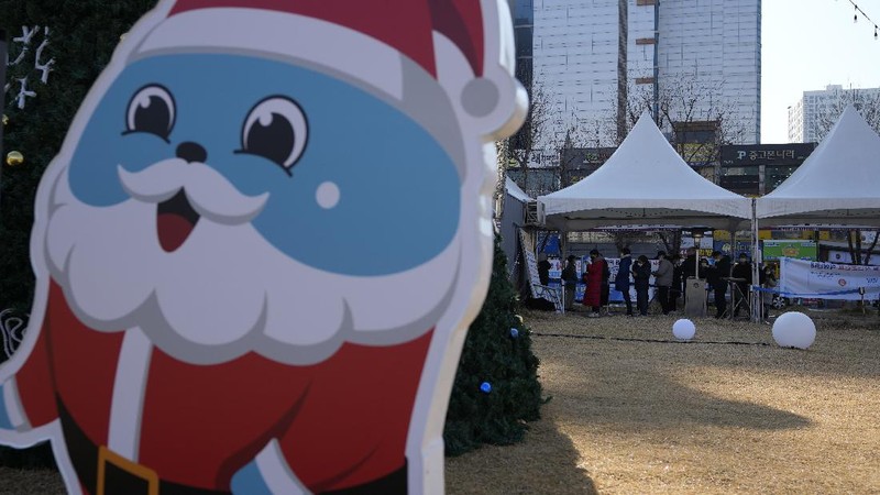 People queue in line to wait for the coronavirus testing at a makeshift testing site in Seoul, South Korea, Wednesday, Dec. 8, 2021. (AP Photo/Ahn Young-joon).