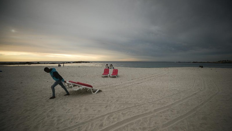 Empty recliners are seen at the popular Camps Bay Beach as numbers of international tourists decline following recent coronavirus disease (COVID-19) travel restrictions, in Cape Town, South Africa, December 3, 2021. Picture taken December 3, 2021. REUTERS/Mike Hutchings