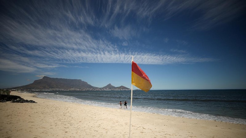 Empty recliners are seen at the popular Camps Bay Beach as numbers of international tourists decline following recent coronavirus disease (COVID-19) travel restrictions, in Cape Town, South Africa, December 3, 2021. Picture taken December 3, 2021. REUTERS/Mike Hutchings