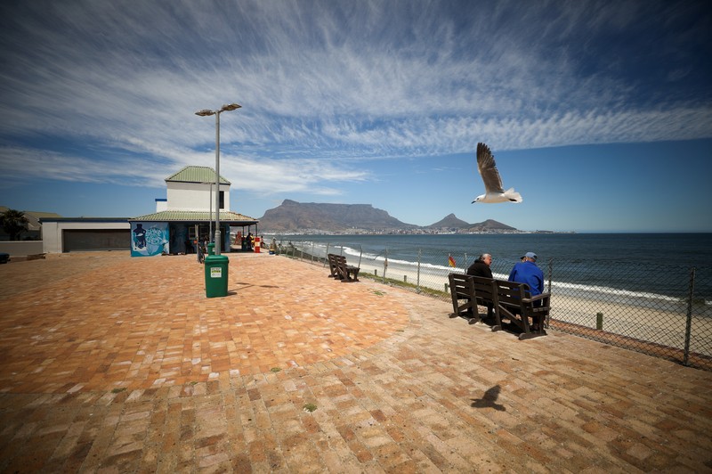 HEALTH-CORONAVIRUS/SAFRICA-TOURISM Empty recliners are seen at the popular Camps Bay Beach as numbers of international tourists decline following recent coronavirus disease (COVID-19) travel restrictions, in Cape Town, South Africa, December 3, 2021. Picture taken December 3, 2021. REUTERS/Mike Hutchings