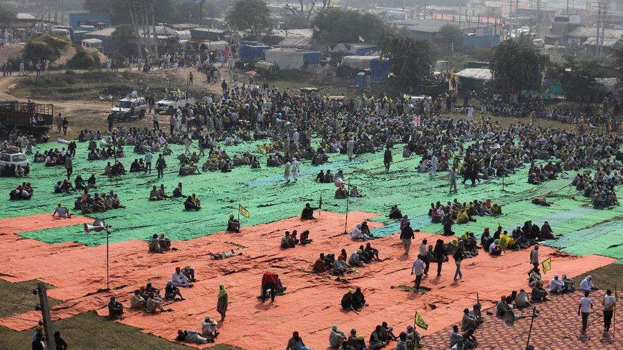 Farmers gather to mark the first anniversary of their protests on the outskirts of Delhi at Pakora Chowk near Tikri border, India, November 26, 2021. REUTERS/Anushree Fadnavis