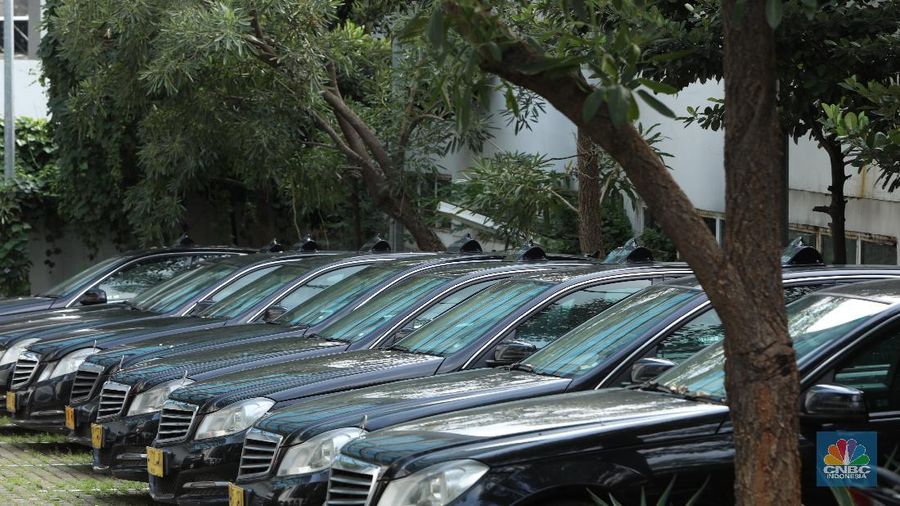 Pekerja merapihkan mobil eks-taksi yang akan dijual di showroom mobil Bluebird di kawasan Warung Buncit, Jakarta Selatan, Kamis (9/12/2021).  Mobil bekas armada taksi merupakan alternatif menarik bagi Anda yang berminat untuk mendapatkan kendaraan de