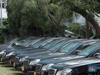 Pekerja merapihkan mobil eks-taksi yang akan dijual di showroom mobil Bluebird di kawasan Warung Buncit, Jakarta Selatan, Kamis (9/12/2021).  Mobil bekas armada taksi merupakan alternatif menarik bagi Anda yang berminat untuk mendapatkan kendaraan de