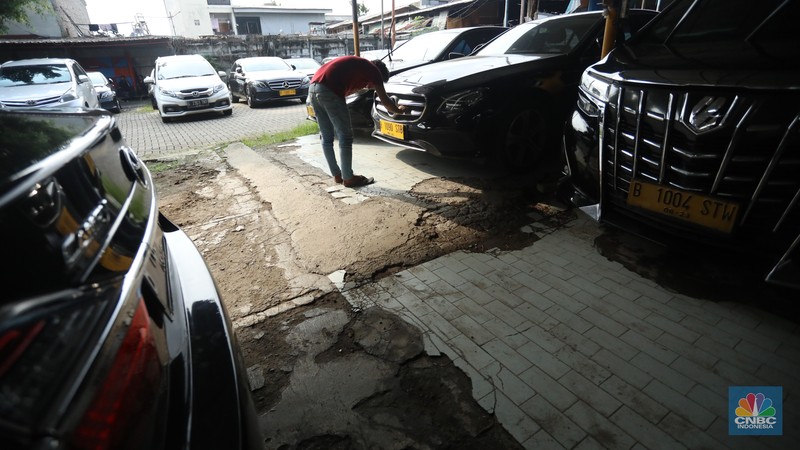 Pekerja merapihkan mobil eks-taksi yang akan dijual di showroom mobil Bluebird di kawasan Warung Buncit, Jakarta Selatan, Kamis (9/12/2021). Mobil bekas armada taksi merupakan alternatif menarik bagi Anda yang berminat untuk mendapatkan kendaraan dengan harga lebih terjangkau. (CNBC Indonesia/Andrean Kristianto) Pekerja merapihkan mobil eks-taksi yang akan dijual di showroom mobil Bluebird di kawasan Warung Buncit, Jakarta Selatan, Kamis (9/12/2021). Mobil bekas armada taksi merupakan alternatif menarik bagi Anda yang berminat untuk mendapatkan kendaraan dengan harga lebih terjangkau. (CNBC Indonesia/Andrean Kristianto)