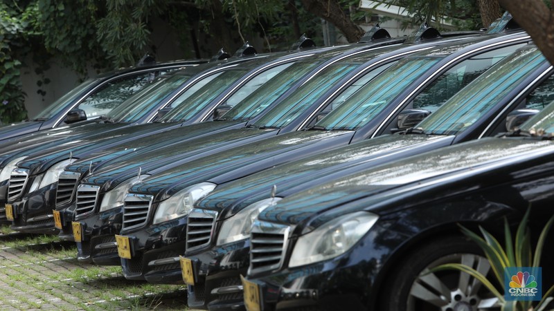 Pekerja merapihkan mobil eks-taksi yang akan dijual di showroom mobil Bluebird di kawasan Warung Buncit, Jakarta Selatan, Kamis (9/12/2021). Mobil bekas armada taksi merupakan alternatif menarik bagi Anda yang berminat untuk mendapatkan kendaraan dengan harga lebih terjangkau. (CNBC Indonesia/Andrean Kristianto) Pekerja merapihkan mobil eks-taksi yang akan dijual di showroom mobil Bluebird di kawasan Warung Buncit, Jakarta Selatan, Kamis (9/12/2021). Mobil bekas armada taksi merupakan alternatif menarik bagi Anda yang berminat untuk mendapatkan kendaraan dengan harga lebih terjangkau. (CNBC Indonesia/Andrean Kristianto)