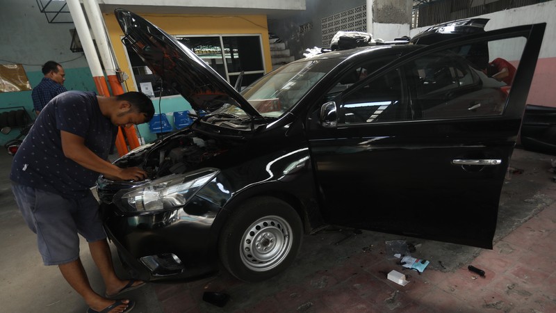 Pekerja merapihkan mobil eks-taksi yang akan dijual di showroom mobil Bluebird di kawasan Warung Buncit, Jakarta Selatan, Kamis (9/12/2021). Mobil bekas armada taksi merupakan alternatif menarik bagi Anda yang berminat untuk mendapatkan kendaraan dengan harga lebih terjangkau. (CNBC Indonesia/Andrean Kristianto) Pekerja merapihkan mobil eks-taksi yang akan dijual di showroom mobil Bluebird di kawasan Warung Buncit, Jakarta Selatan, Kamis (9/12/2021). Mobil bekas armada taksi merupakan alternatif menarik bagi Anda yang berminat untuk mendapatkan kendaraan dengan harga lebih terjangkau. (CNBC Indonesia/Andrean Kristianto)