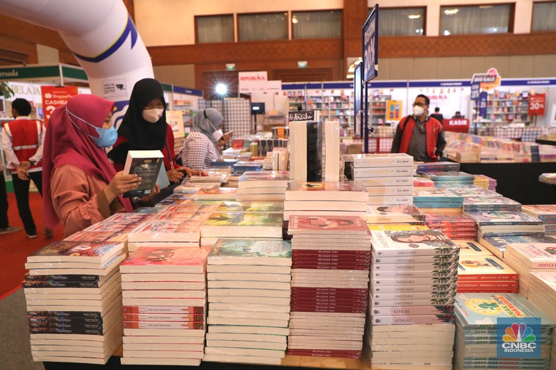Pengunjung membeli buku di acara Indonesia Internasional Book Fair 2021 di Jakarta Convention Center (JCC) (CNBC Indonesia/Tri Susilo) Pengunjung membeli buku di acara Indonesia Internasional Book Fair 2021 di Jakarta Convention Center (JCC) (CNBC Indonesia/Tri Susilo)