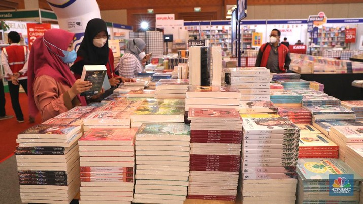 Pengunjung membeli buku di acara Indonesia Internasional Book Fair 2021 di Jakarta Convention Center (JCC) (CNBC Indonesia/Tri Susilo)