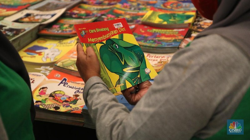 Pengunjung membeli buku di acara Indonesia Internasional Book Fair 2021 di Jakarta Convention Center (JCC) (CNBC Indonesia/Tri Susilo)