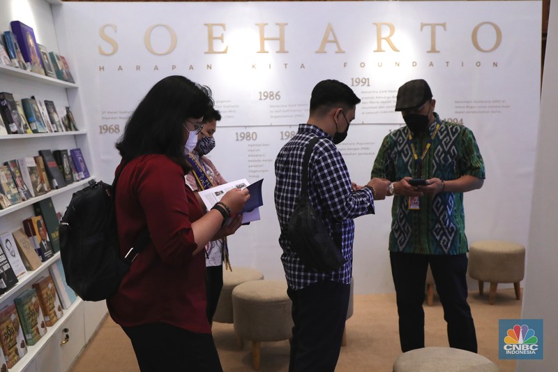 Pengunjung membeli buku di acara Indonesia Internasional Book Fair 2021 di Jakarta Convention Center (JCC) (CNBC Indonesia/Tri Susilo) Pengunjung membeli buku di acara Indonesia Internasional Book Fair 2021 di Jakarta Convention Center (JCC) (CNBC Indonesia/Tri Susilo)