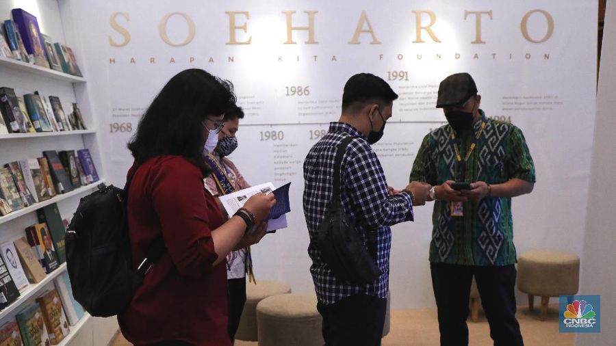 Pengunjung membeli buku di acara Indonesia Internasional Book Fair 2021 di Jakarta Convention Center (JCC) (CNBC Indonesia/Tri Susilo)