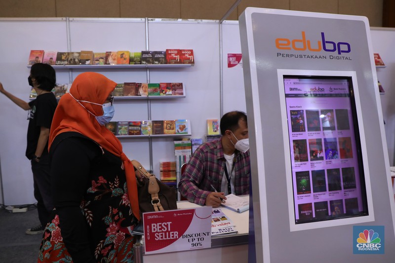 Pengunjung membeli buku di acara Indonesia Internasional Book Fair 2021 di Jakarta Convention Center (JCC) (CNBC Indonesia/Tri Susilo)