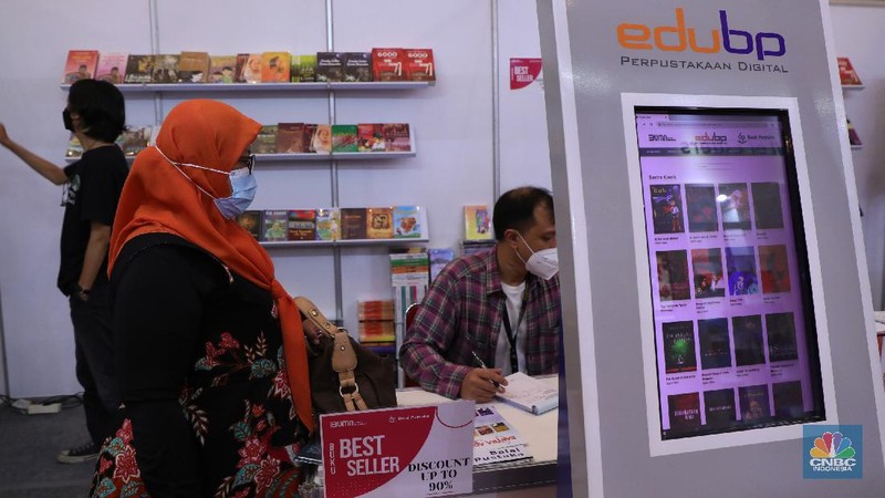 Pengunjung membeli buku di acara Indonesia Internasional Book Fair 2021 di Jakarta Convention Center (JCC) (CNBC Indonesia/Tri Susilo)