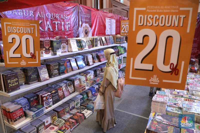 Pengunjung membeli buku di acara Indonesia Internasional Book Fair 2021 di Jakarta Convention Center (JCC) (CNBC Indonesia/Tri Susilo) Pengunjung membeli buku di acara Indonesia Internasional Book Fair 2021 di Jakarta Convention Center (JCC) (CNBC Indonesia/Tri Susilo)