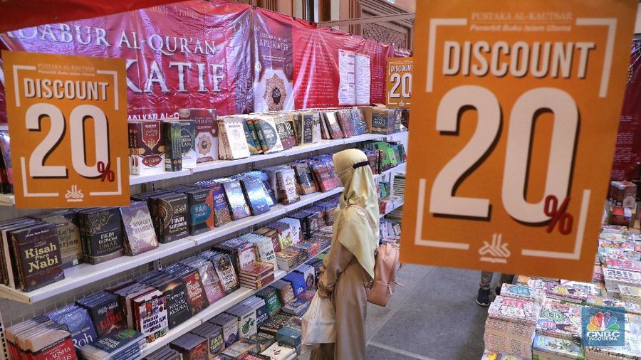 Pengunjung membeli buku di acara Indonesia Internasional Book Fair 2021 di Jakarta Convention Center (JCC) (CNBC Indonesia/Tri Susilo)