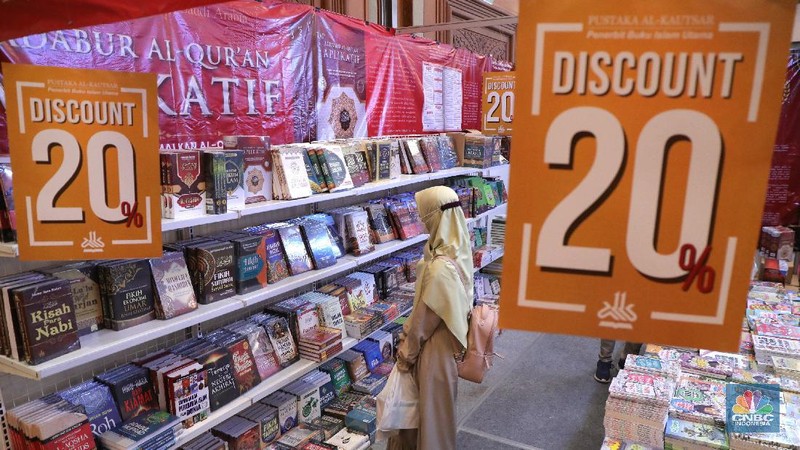Pengunjung membeli buku di acara Indonesia Internasional Book Fair 2021 di Jakarta Convention Center (JCC) (CNBC Indonesia/Tri Susilo)