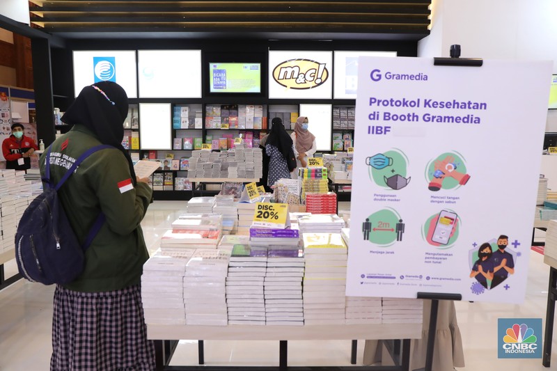 Pengunjung membeli buku di acara Indonesia Internasional Book Fair 2021 di Jakarta Convention Center (JCC) (CNBC Indonesia/Tri Susilo)