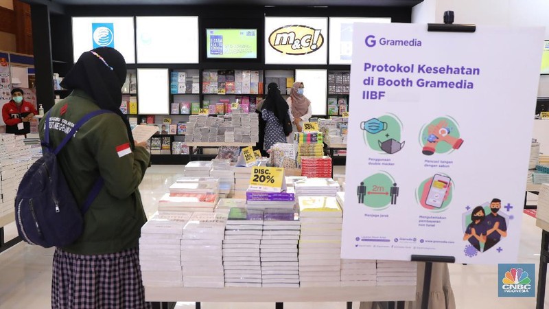 Pengunjung membeli buku di acara Indonesia Internasional Book Fair 2021 di Jakarta Convention Center (JCC) (CNBC Indonesia/Tri Susilo)