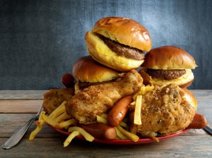 4 Tips Jaga Berat Badan Usai Makan Berlebihan