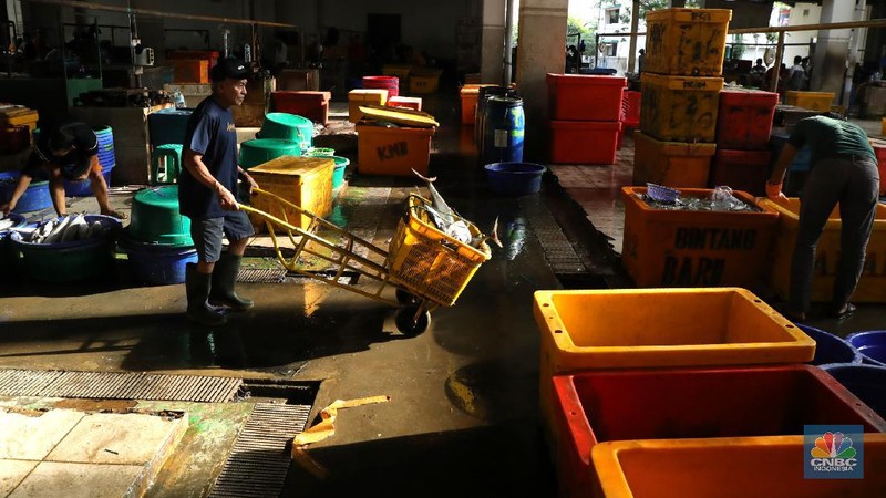 Pekerja melakukan bongkar muat ikan di Pasar Ikan Muara Baru, Jakarta, Kamis (9/12/2021). (CNBC Indonesia/Tri Susilo)