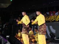 Tari Zapin Siak yang menggunakan pakaian adat Riau
