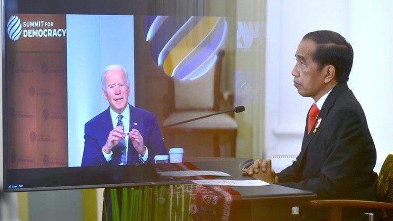 Presiden Joko Widodo menyampaikan komitmen Indonesia untuk terus memajukan demokrasi dan hak asasi manusia (HAM), baik pada level kawasan maupun global. Salah satu wujud konkretnya adalah penyelenggaraan Bali Democracy Forum (BDF) yang tepat hari ini, 9 Desember 2021. (Muchlis Jr - Biro Pers Sekretariat Presiden)