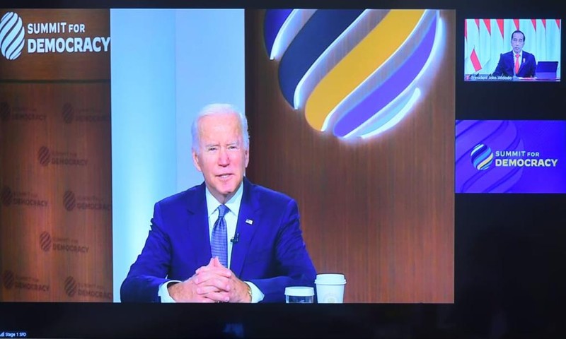 Presiden Joko Widodo menyampaikan komitmen Indonesia untuk terus memajukan demokrasi dan hak asasi manusia (HAM), baik pada level kawasan maupun global. Salah satu wujud konkretnya adalah penyelenggaraan Bali Democracy Forum (BDF) yang tepat hari ini, 9 Desember 2021. (Muchlis Jr - Biro Pers Sekretariat Presiden)