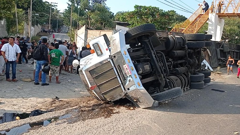 An overturned truck is seen after a trailer crash in the southern Mexican state of Chiapas killed at least 49 people, most of them migrants from Central America, officials said on Thursday, in Tuxtla Gutierrez, Chiapas, Mexico December 9, 2021, in this picture obtained from social media. Mandatory credit El La Mira/via REUTERS ATTENTION EDITORS - THIS IMAGE HAS BEEN SUPPLIED BY A THIRD PARTY. MANDATORY CREDIT. NO RESALES. NO ARCHIVES.