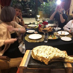 Melihat Sensasi Makan Steak Emas Seharga Puluhan Juta