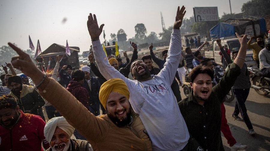 Farmers vacate a protest site, after the government agreed to their demands, including assurances to consider guaranteed prices for all produce, at the Singhu border near New Delhi, India, December 11, 2021. REUTERS/Adnan Abidi