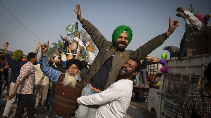 Farmers vacate a protest site, after the government agreed to their demands, including assurances to consider guaranteed prices for all produce, at the Singhu border near New Delhi, India, December 11, 2021. REUTERS/Adnan Abidi