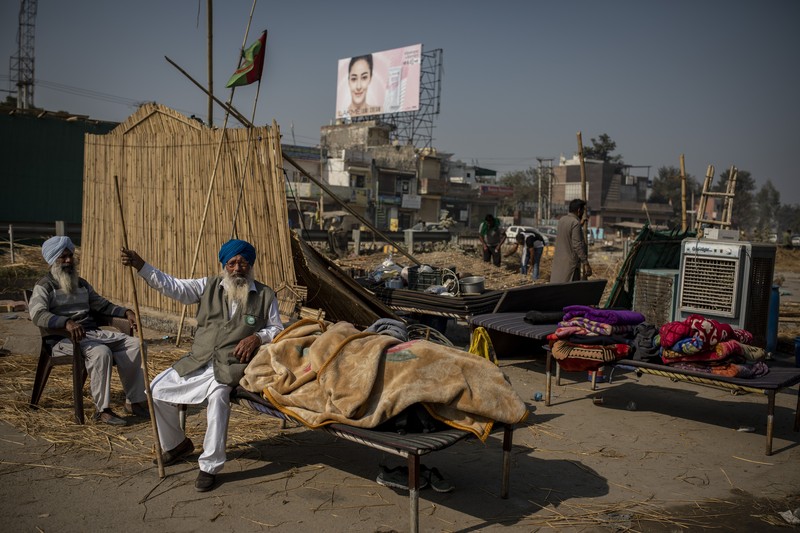 INDIA-FARMERS/PROTESTS Farmers vacate a protest site, after the government agreed to their demands, including assurances to consider guaranteed prices for all produce, at the Singhu border near New Delhi, India, December 11, 2021. REUTERS/Adnan Abidi