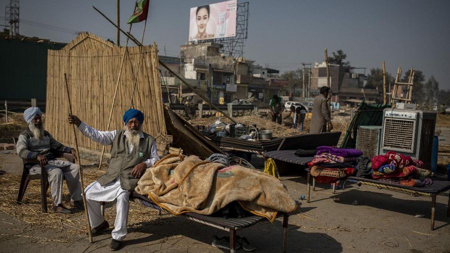 Farmers vacate a protest site, after the government agreed to their demands, including assurances to consider guaranteed prices for all produce, at the Singhu border near New Delhi, India, December 11, 2021. REUTERS/Adnan Abidi