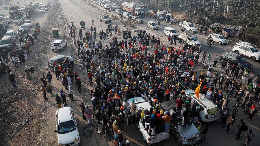 Farmers vacate a protest site, after the government agreed to their demands, including assurances to consider guaranteed prices for all produce, at the Singhu border near New Delhi, India, December 11, 2021. REUTERS/Adnan Abidi