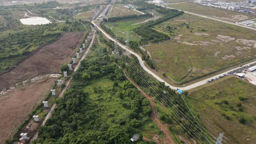 Proyek Kereta Cepat Jakarta Bandung (KCJB) di Karawang. (CNBC Indonesia/Andrean Kristianto)