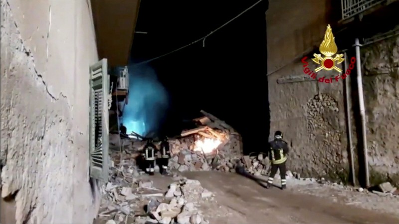 Bangunan roboh ambruk akibat kedakan gas di kota Ravanusa, Sisilia, Italia Debris is seen as members of the fire brigade work to rescue survivors after a four-storey building collapsed in the Sicilian town of Ravanusa following a gas explosion, in Italy, in this undated image obtained via social media on December 12, 2021. Vigili del Fuoco via REUTERS ATTENTION EDITORS - THIS IMAGE HAS BEEN SUPPLIED BY A THIRD PARTY. WATERMARK FROM SOURCE. DO NOT OBSCURE LOGO.